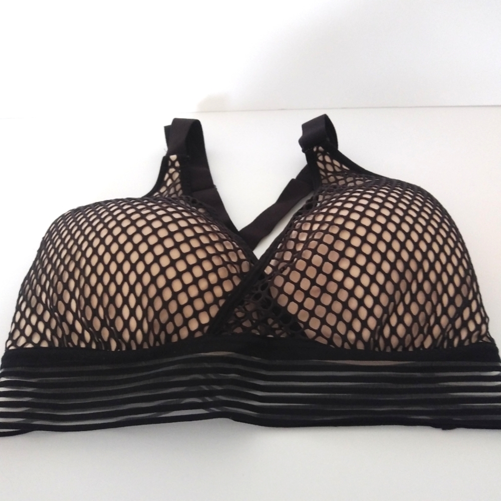 NWOT Victoria's Secret Light Weight Sports Bra, 34DD